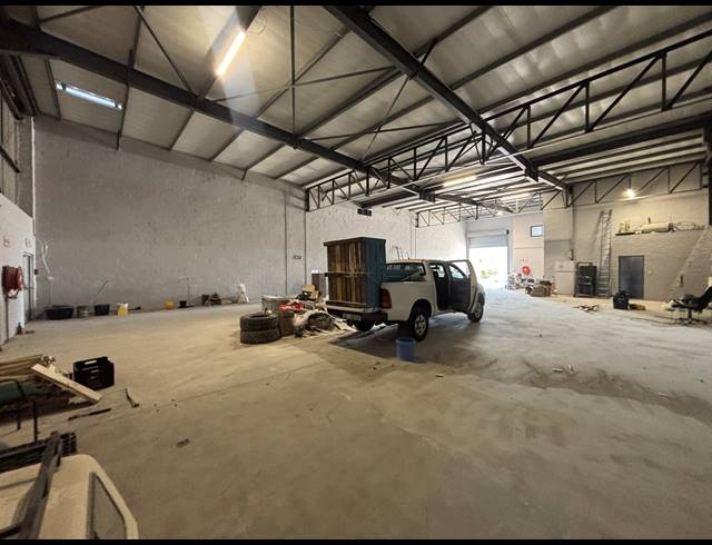 547M² WAREHOUSE TO LET IN STIKLAND INDUSTRIAL